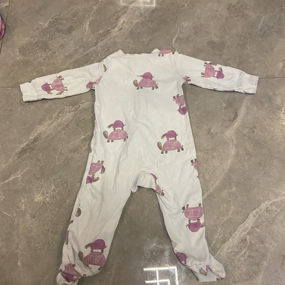 Carter’s size 9m footie pajamas set of 2 - Picture 2 of 11
